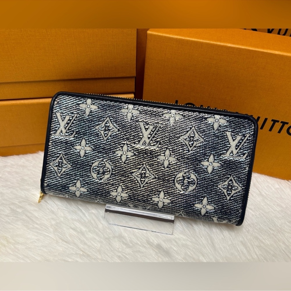 🔥NEW! UNUSED Louis Vuitton•Holographic Jacquard Zippy Wallet